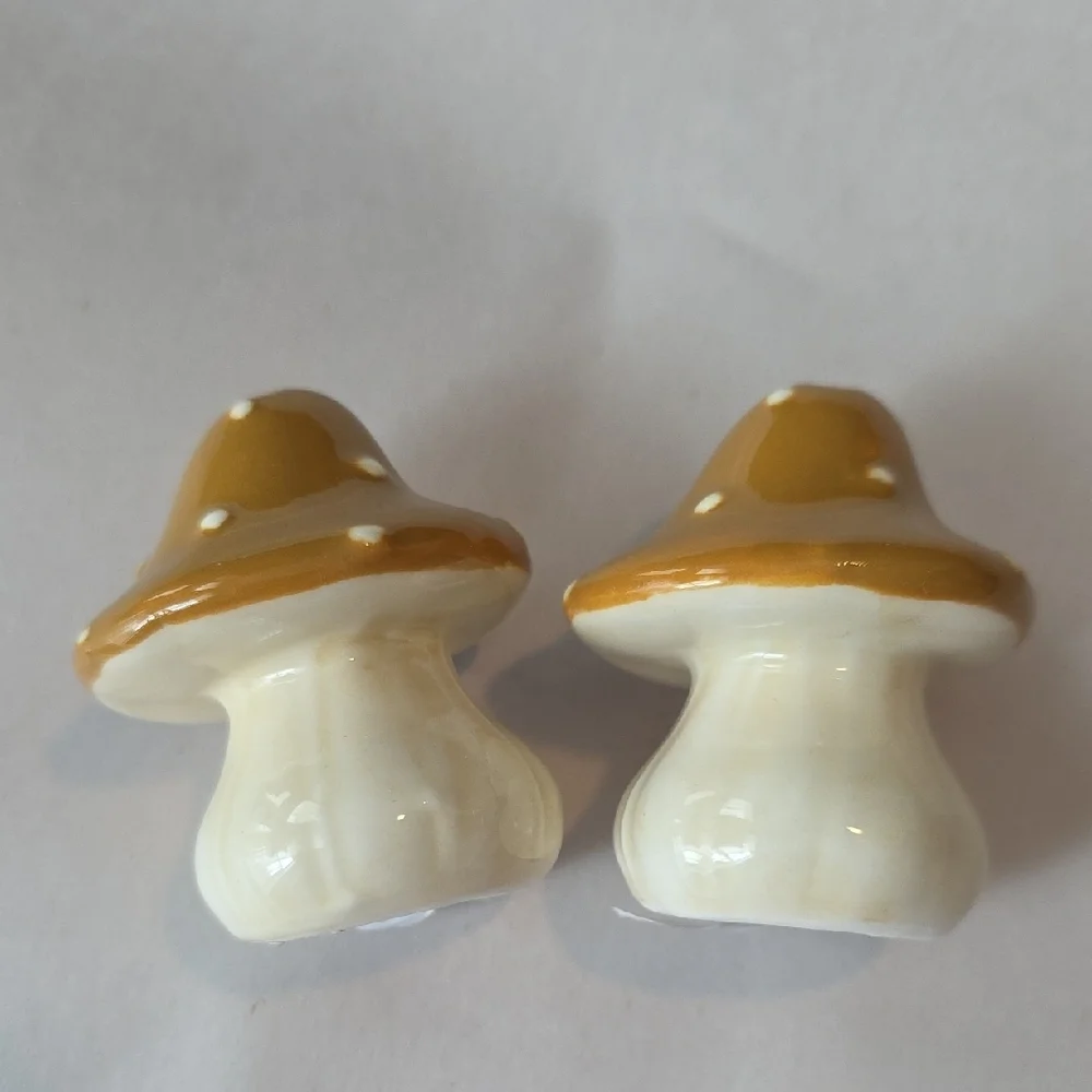 Mushroom Mini Salt and Pepper Shakers - Brown and Cream Ceramic Set NWOT